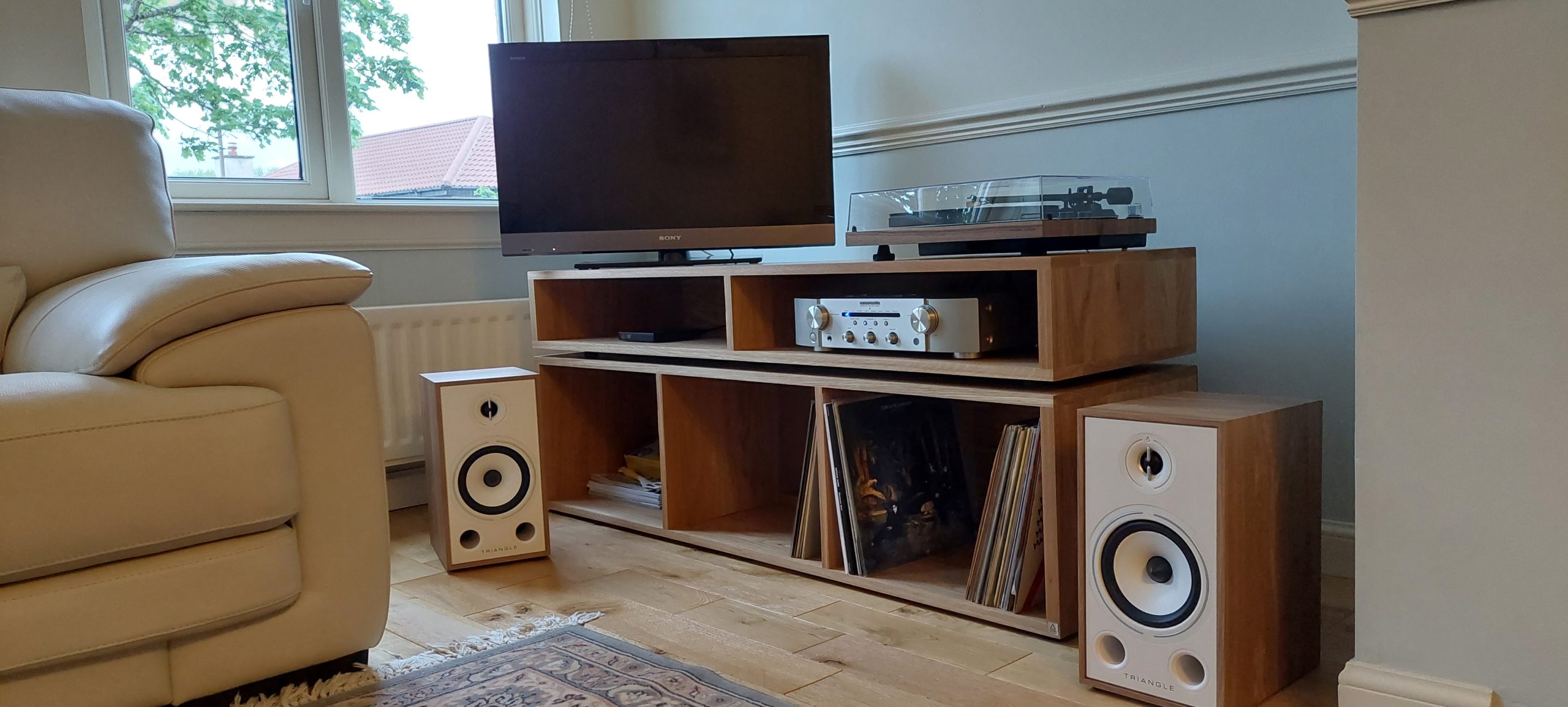 Click to view full screen American Oak Vinyl Storage Cabinet with Floating Isolation Amp Shelf photo review