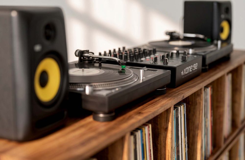 Manga Vinyl record Storage cabinet DJ Booth 4